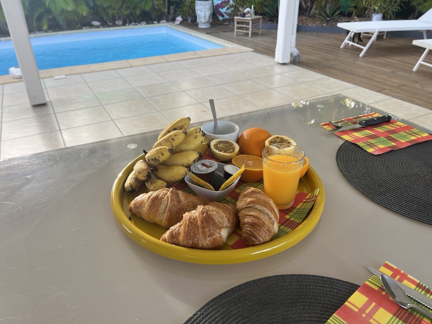 Petit-déjeuner face à la piscine