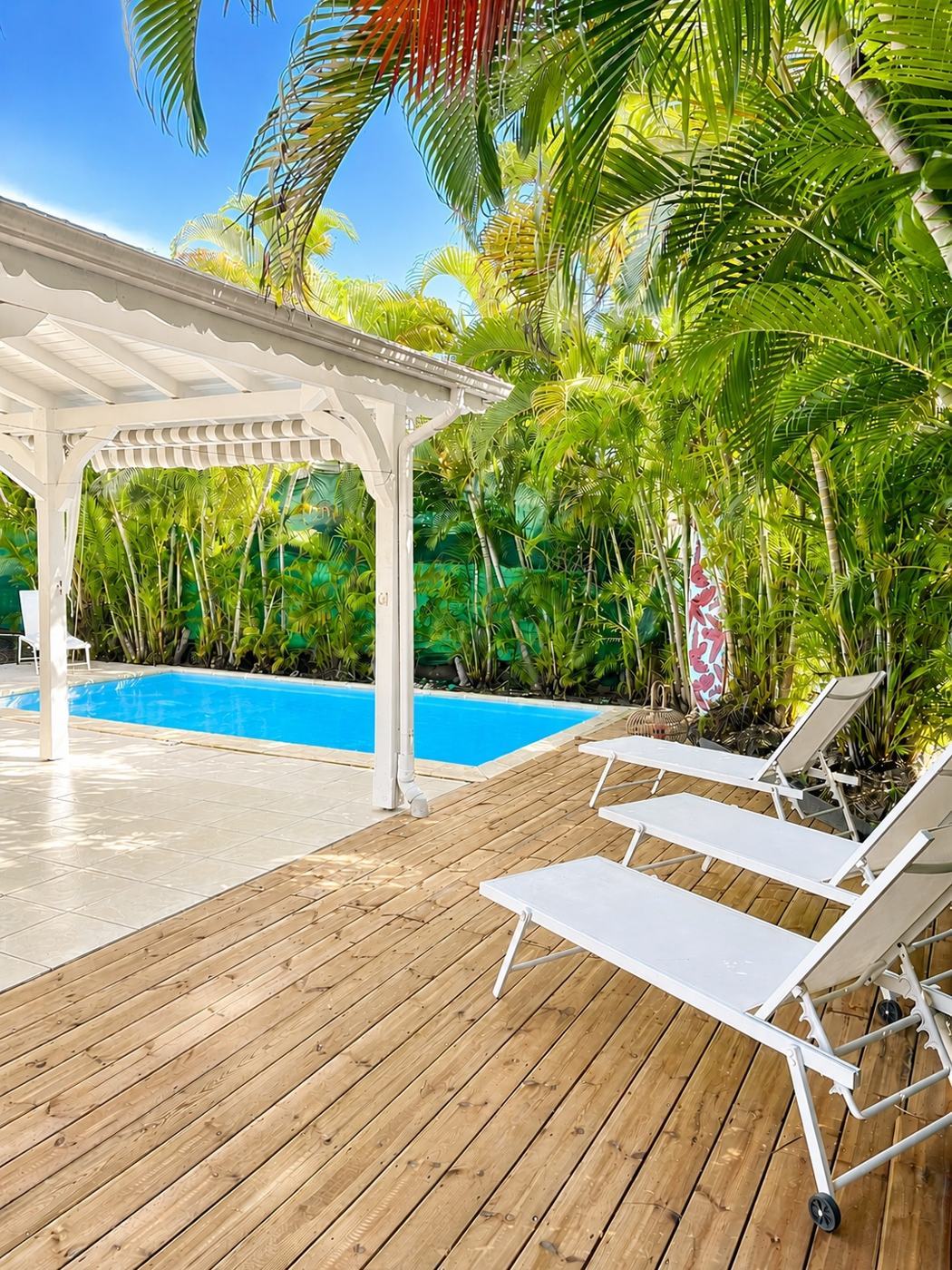 Piscine et bains de soleil