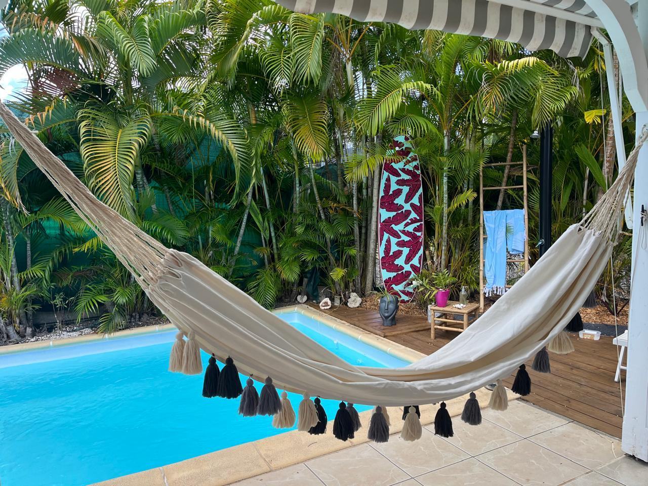 Hamac au bord de la piscine