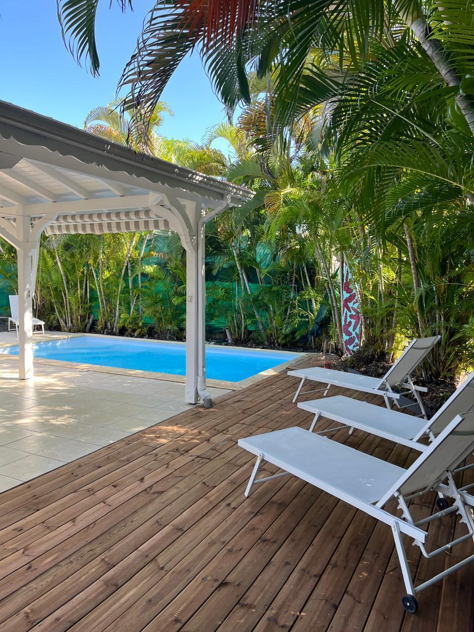 Piscine entourée de palmiers