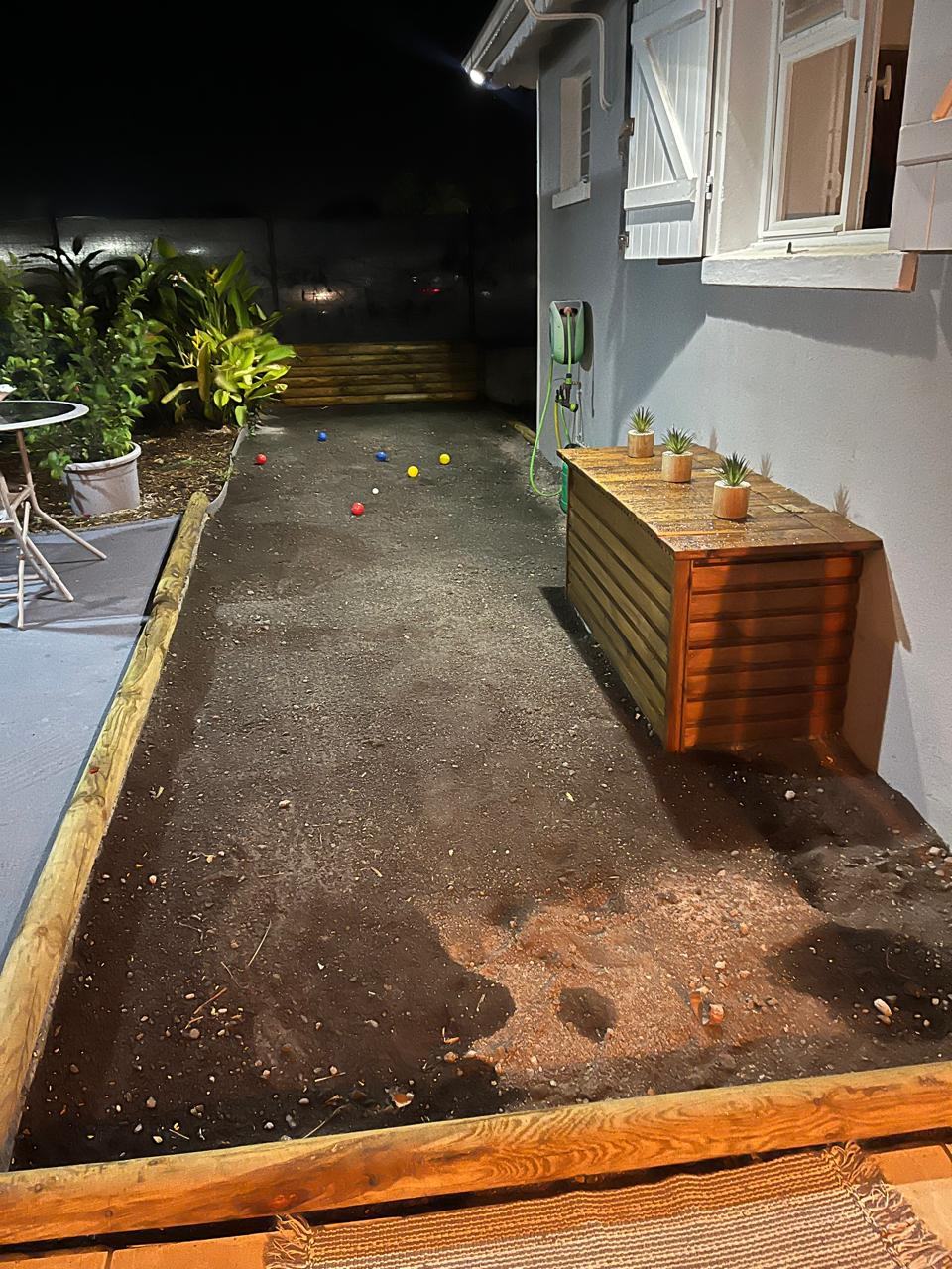 Terrain de pétanque éclairé en soirée